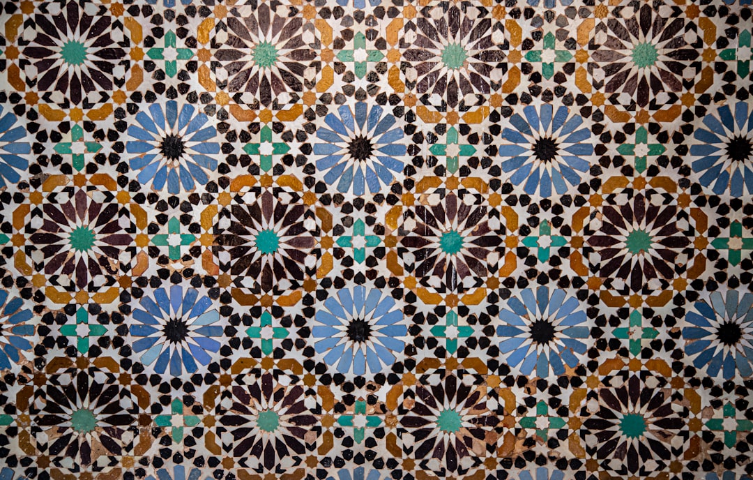 Détail architectural d'un riad de Marrakech — zellige, brass, arches